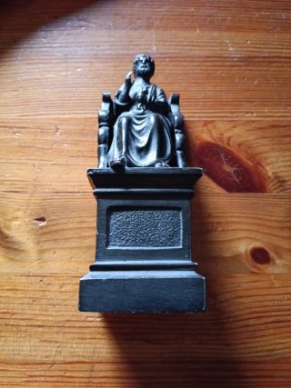 Figura San Pedro en trono bronce