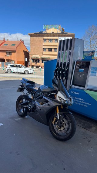 Triumph Daytona 675 Gris