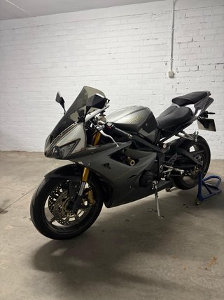 Triumph Daytona 675 Gris