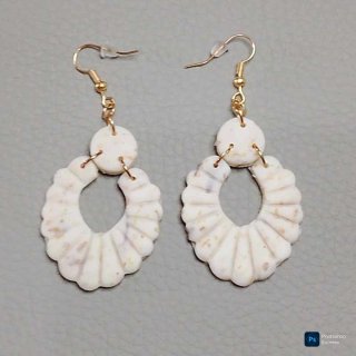 Pendientes arcilla polimérica grises y blancos