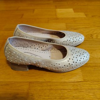 Zapatos beige con brillo dorado