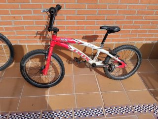 Bici BMX roja y blanca