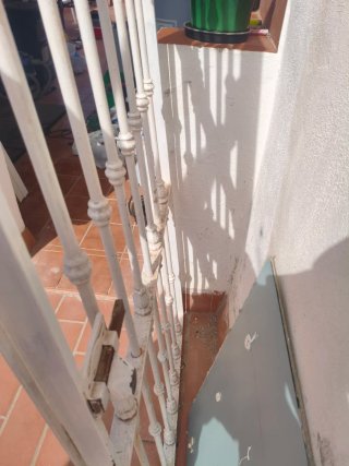 Puerta de Reja Metálica Blanca