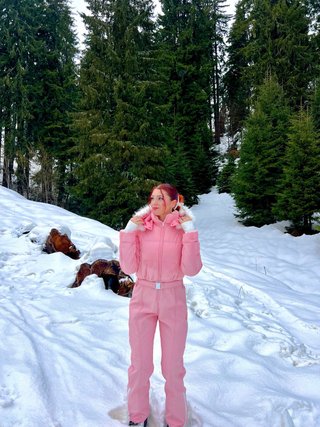 Mono de esquí rosa