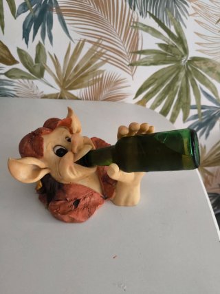 Figura de Duende en Resina portabotellas
