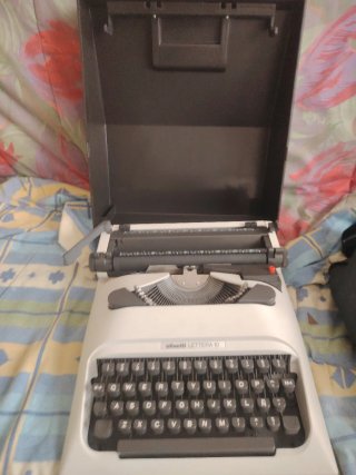 Máquina de escribir Olivetti Lettera 10