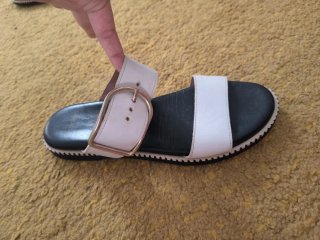 Sandalias Wonders Beige y Negro Hebilla