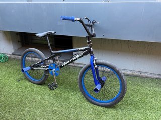 Bicicleta BMX Wolfbike Negra y Azul