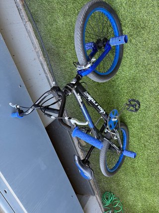 Bicicleta BMX Wolfbike Negra y Azul