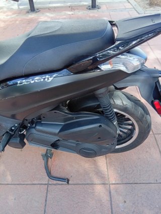 Piaggio Beverly 300cc Negra, police , todo de casa