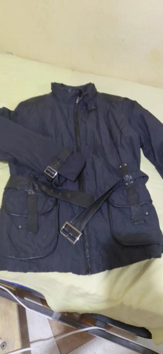 Chaqueta negra con cinturón
