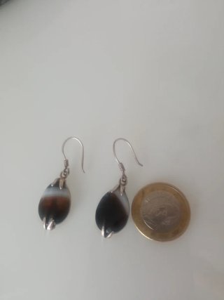 Pendientes de mujer con piedras marrones y blancas