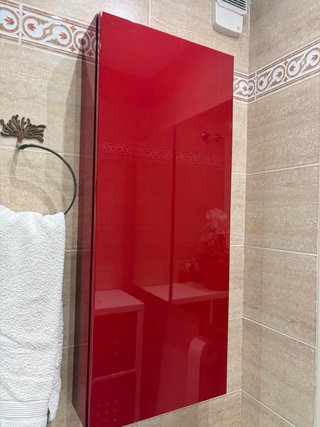 Armario de pared rojo
