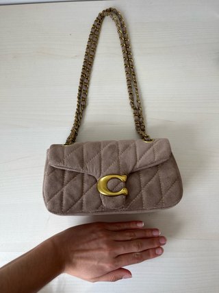 Bolso beige con cadena dorada
