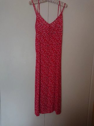 Vestido largo rojo con estampado floral