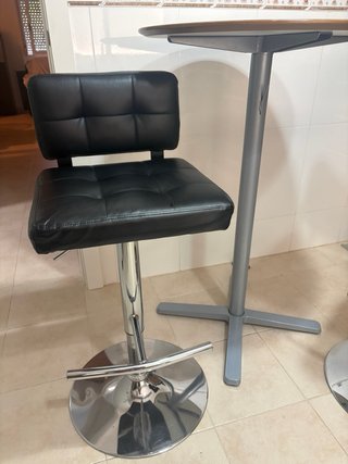 Mesa alta y 2 taburetes negros polipiel