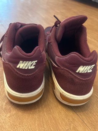 Zapatillas Nike rojo vino
