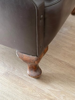 Sillón de piel marrón oscuro