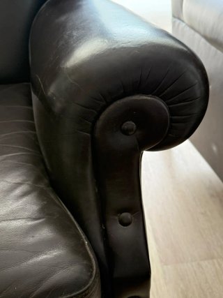 Sillón de piel marrón oscuro