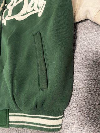 Chaqueta Varsity Bershka Verde y Beige