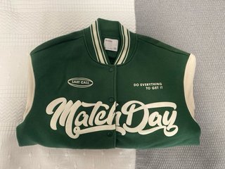 Chaqueta Varsity Bershka Verde y Beige