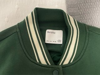 Chaqueta Varsity Bershka Verde y Beige