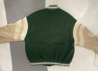 Chaqueta Varsity Bershka Verde y Beige