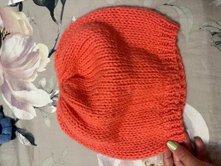 Gorro tejido mujer color coral.