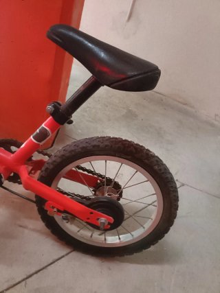 Bicicleta infantil roja