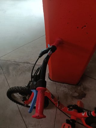 Bicicleta infantil roja
