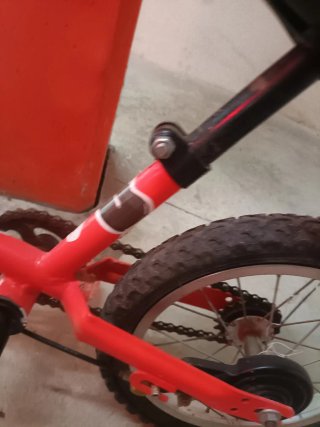 Bicicleta infantil roja