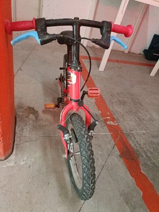 Bicicleta infantil roja