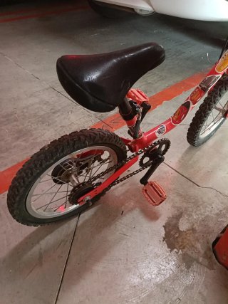 Bicicleta infantil roja