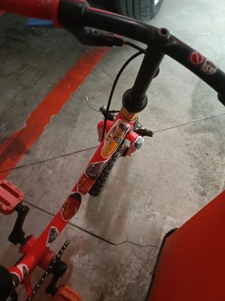 Bicicleta infantil roja