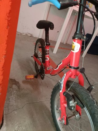 Bicicleta infantil roja