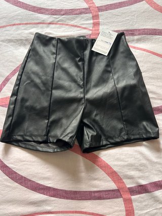 Pantalón corto efecto piel negro