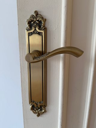 Manillas decorativas doradas para puertas