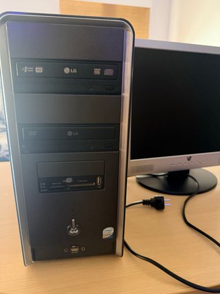 Ordenador de sobremesa con monitor