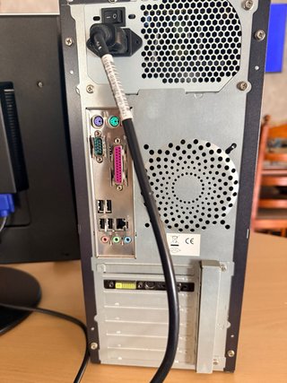 Ordenador de sobremesa con monitor