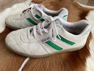 Zapatillas en piel blanca. T39