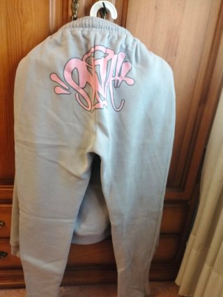Sudadera gris con capucha y logo + pantalón