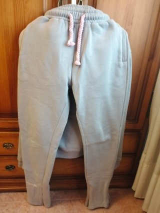 Sudadera gris con capucha y logo + pantalón