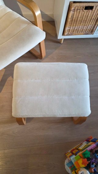 Reposapiés IKEA beige claro. SILLÓN NO INCLUIDO!