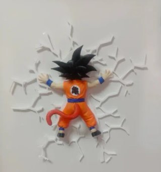 Figura Goku estilo rompe pared