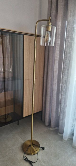 Lámpara de pie dorada con pantalla de cristal