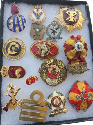 Lote 15 Insignias esmaltadas ejército español ori