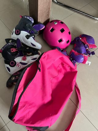 Pack Patines, Casco, Protecciones Rosa y bolsa