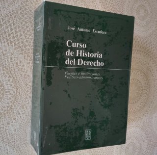 Curso de historia del derecho : fuentes e insti...