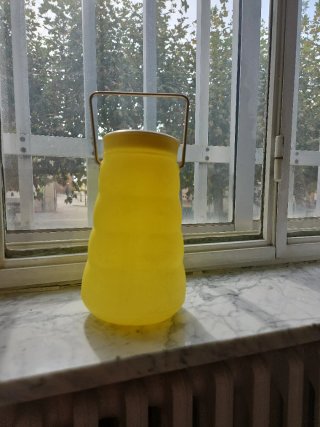 Lechera de plástico amarilla vintage