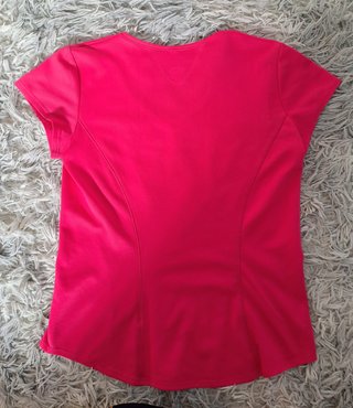 Camiseta rosa fucsia cuello pico